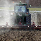 Un tractor trabaja una parcela agrícola en una imagen de archivo. HDS