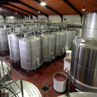 La zona de depósitos donde se produce la fermentación en las Bodegas Castillejo de Robledo, que hemos visitado recientemente.-ÁLVARO MARTÍNEZ