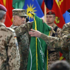 El general estadounidense John Campbell pliega la bandera de la ISAF, ayer en la ceremonia llevada a cabo en Kabul.-Foto: REUTERS / OMAR SOBHANI