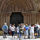Un grupo de visitantes a las puertas de la iglesia de Santo Domingo, en pleno centro de la capital.-VALENTÍN GUISANDE