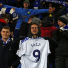 Aficionados del Cardiff con la camiseta de Sala, que nunca ha llegado a vestir.-AFP