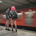 Dos participantes en el evento 'Sin pantalones en el metro', en una estación del suburbano mexicano, el 12 de enero del 2014.-Foto: AFP / ANTONIO NAVA