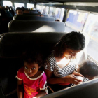 María llora junto a sus dos hijas en el autobús que las regresará voluntariamente a Honduras. María estuvo en la caravana de migrantes hondureños por más de una semana, pero el cansancio y la incertidumbre hizo que decidiera regresar.-EFE/ESTEBAN BIBA