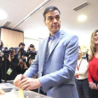 Pedro Sánchez, en el momento de depositar su voto.-DAVID CASTRO