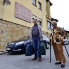 Inés Herrero y su hijo Gustavo salen con las maletas de la residencia. / ÁLVARO MARTÍNEZ-