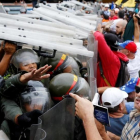 Opositores a Maduro se enfrentan a la Guardia Nacional en Caracas.-REUTERS / CARLOS GARCIA RAWLINS