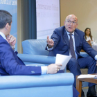 Pablo R. Lago, director de EL MUNDO DE CASTILLA Y LEÓN, y Jesús Julio Carnero, en un momento del Club de Prensa.-- J. M. LOSTAU