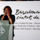 La alcaldesa de Barcelona, Ada Colau, visiblemente emocionada durante la lectura de la declaración institucional con motivo del primer aniversario del 17-A.-AINA MARTÍ (ACN)