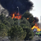 El incendio causado por el siniestro, en la base militar de Los Llanos.-Foto: EFE / MANU