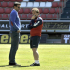 César Palacios y Jagoba Arrasate charlan en el césped del campo de Los Pajaritos y el lunes de desvelará el futuro del técnico.-Valentín Guisande