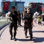 Miembros de las unidades especiales turcas (SWAT) hacen guardia en la plaza de Taksim de Estambul, Turquía, hoy.-EFE/Sedat Suna