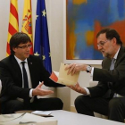 Puigdemont y Rajoy, en la entrevista que mantuvieron en la Moncloa en abril del 2016.-DAVID CASTRO