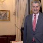 El político soriano de pie junto a la mesa de su despacho. / VALENTÍN GUISANDE-