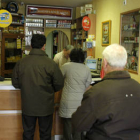 Unos clientes compran tabaco en una expendeduría del centro de la capital soriana. / ÁLVARO MARTÍNEZ-