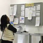 Una mujer consulta ofertas de empleo en el Ecyl deSoria, en una imagen de archivo.-VALENTÍN GUISANDE