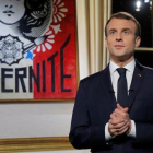 El presidente francés, Emmanuel Macron, durante su mensaje de Fin de Año.-MICHEL EULER (REUTERS)