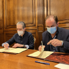 Manuel Acero, del Club Bádminton Soria, y Benito Serrano, presidente de la Diputación, firman el convenio de colaboración. HDS