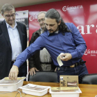 Samuel Moreno y Amador Frías observan cómo Darío Lara pega una de las primeras etiquetas de Gourosma.-LUIS ÁNGEL TEJEDOR
