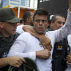 El dirigente opositor venezolano Leopoldo López se entrega a miembros de la Guardia Nacional en febrero de 2014.-EFE / ARCHIVO