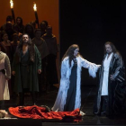 Plácido Domingo (derecha), en un momento del montaje de 'Macbeth'.-