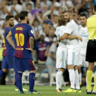 Benzema es felicitado por su gol, con Messi como testigo-JOSE LUIS ROCA