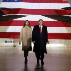 Donald Trump y su esposa Melania en la base aére de Andrews.-AP PHOTO ANDREW HARNIK