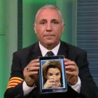 Stoichkov, en su aparición televisiva con el retrato de Soraya Sáez de Santamaria.-EL PERIÓDICO