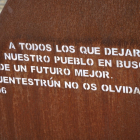 Detalle del monumento en Fuentestrún que recuerda a las decenas de familias que emigraron. HDS