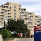 Entrada al hospital de Dallas donde están ingresados los sanitarios enfermos de ébola.-Foto: L.M. OTERO / AP