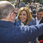 La candidata socialista a la Presidencia de la Junta, Susana Díaz (c), saluda a su llegada a un mitin celebrado hoy en la Casa Colón de Huelva.-Foto: EFE