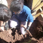 Los voluntarios sacan uno de los primeros huesos encontrados. / ASOCIACIÓN SORIANA RECUERDO Y DIGNIDAD-