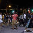 Manifestantes, en las calles de Ferguson, en la segunda noche de incidentes.-AP
