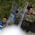 La policía macedonia lanza gases lacrimógenos contra los inmigrantes causando graves heridas en sus cuerpos.-AP