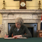 La primera ministra británica, Theresa May, firma la carta con la que arranca el 'brexit'.-REUTERS