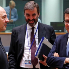 Escolano, junto al embajador español en Bélgica, Juan Pablo García Bordoy, conversa con Pierre Moscovici, comisario de Economía de la UE-YVES HERMAN (REUTERS)