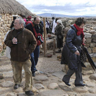 Un grupo de visitantes en el yacimiento de Numancia. / VALENTÍN GUISANDE-
