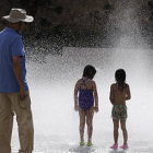 Niños refrescándose en la fuente de la plaza del Rincón de Bécquer./ V. G. -