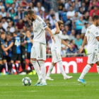 Los jugadores del Madrid se lamentan mientras los del Brujas celebran un gol en el Bernabéu.-EFE