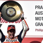 Márquez celebra en el podio de Phillip Island su victoria en el Gran Premio de Australia de MotoGP.-AFP