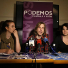 El candidato de Podemos a la Presidencia de la Junta, Pablo Fernández, ofrece un balance de la campaña electoral. Junto a él, la secretaria general del partido en León, Sofía Delgado (D) y la número dos a las Cortes por León, Lorena González (I)-Ical