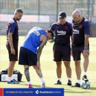 Messi se toca la pierna, en el entrenamiento de este lunes.-FC BARCELONA