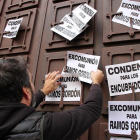 Un manifestante coloca carteles pidiendo la excomunión de RamosGordón y la condena para los encubridores en Astorga.-- ICAL