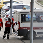 Personal de ambulancias tras un traslado de urgencia.-MARIO TEJEDOR