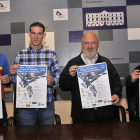 De izquierda a derecha, Rubén Andrés, Amancio del Castillo, Amancio Martínez y Asunción Medrano, ayer, en la presentación del triatlón.-VALENTÍN GUISANDE