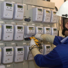 Instalación de contadores para aplicar el nuevo precio de la luz por horas.-