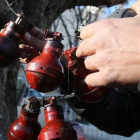 Un palestino usa en la ciudad de Belén bombas de gas lacrimógeno como decoración navideña.-AFP / MUSA AL-SHAER