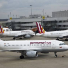Aviones de Germanwings en el aeropuerto de Dusseldorf, a finales de marzo.-Foto:   REUTERS / ALBERT GEA