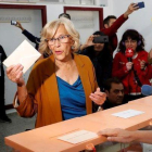 Manuela Carmena vota en el IES Conde de Orgaz de Madrid.-CHEMA MOYA (EFE)