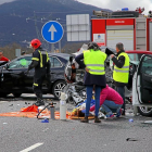Los equipos de rescate atienden a las víctimas del choque en cadena registrado ayer en la A-66 a la altura de Vallejera de Riofrío (Salamanca)-ICAL