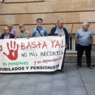 Concentración ayer en Subdelegación.-CEDIDA